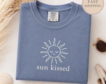 Maglietta Comfort Colors Sun Kissed, maglietta minimalista da spiaggia, t-shirt estiva estetica, maglietta costiera, t-shirt per le vacanze