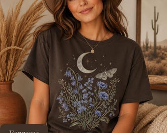 Maglietta Comfort Colors Blue Wildflower Moon, Cottagecore Moth Floral Tee, T-shirt Botanical Celestial, Regalo per amanti della natura