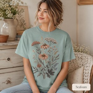 Camiseta Comfort Colors con estampado de flores prensadas, camiseta vintage botánica floral, camiseta cottagecore con estampado de flores silvestres, regalo para jardineros. imagen 4