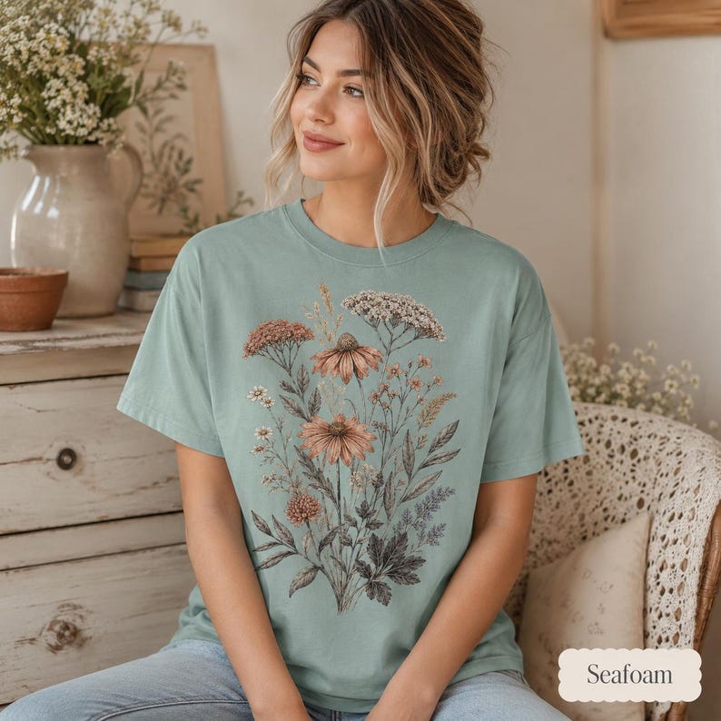 Camiseta Comfort Colors con estampado de flores prensadas, camiseta vintage botánica floral, camiseta cottagecore con estampado de flores silvestres, regalo para jardineros. imagen 4