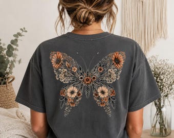 Maglietta Comfort Colors con stampa a farfalla sul retro, maglietta floreale con farfalla, t-shirt cottagecore con fiori pressati, maglietta boho a tema natura