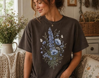 Maglietta Comfort Colors blu con fiori selvatici, maglietta con bouquet floreale botanico, maglietta floreale in stile cottagecore, regalo per gli amanti della natura