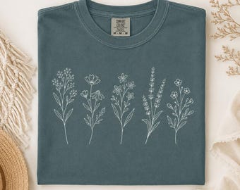 Maglietta Comfort Colors Wildflower, maglietta minimalista con disegno floreale stilizzato, maglietta botanica in stile cottagecore, regalo per amanti della natura