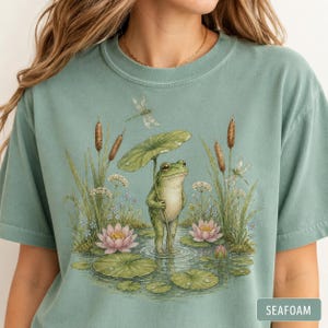 Frosch Shirt Comfort Farben 1717, Cottagecore Frosch T-Shirt, Süßes Seerosenblatt Frosch Shirt, Fairycore Natur Ästhetik T-Shirt, Teich Tier T-Shirt Bild 4