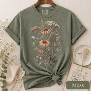 Camiseta Comfort Colors con estampado de flores prensadas, camiseta vintage botánica floral, camiseta cottagecore con estampado de flores silvestres, regalo para jardineros. imagen 7