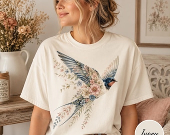 Maglietta Comfort Colors con motivo floreale e uccelli, maglietta Cottagecore con rondini, t-shirt botanica con uccelli, regalo per lei per gli amanti della natura.