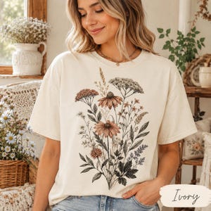 Camiseta Comfort Colors con estampado de flores prensadas, camiseta vintage botánica floral, camiseta cottagecore con estampado de flores silvestres, regalo para jardineros. imagen 3