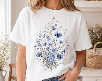 Maglietta Comfort Colors con fiori selvatici blu, t-shirt floreale in stile cottagecore, t-shirt botanica con luna, regalo per lei per gli amanti della natura.