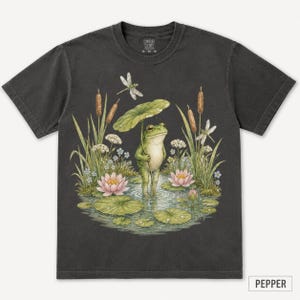 Frosch Shirt Comfort Farben 1717, Cottagecore Frosch T-Shirt, Süßes Seerosenblatt Frosch Shirt, Fairycore Natur Ästhetik T-Shirt, Teich Tier T-Shirt Bild 7