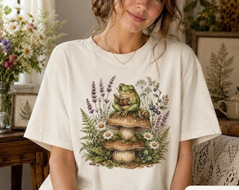 Frosch Shirt Komfort Farben 1717, Cottagecore Lesefrosch T-Shirt, süßes Pilz Frosch Shirt, Buch Liebhaber Natur T-Shirt, Fairycore Waldland T-Shirt