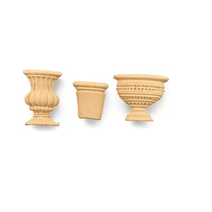 Può includere: Tre vasi decorativi in ceramica di colore beige. I vasi sono di diverse dimensioni e forme. Il vaso più grande è una ciotola rotonda con un motivo decorativo. Il vaso medio è un'urna alta e slanciata con un motivo decorativo. Il vaso più piccolo è un vaso cilindrico semplice.