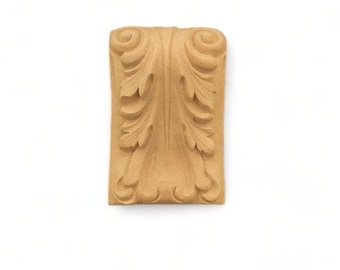 Könnte beinhalten: Ein Holzkorbel mit einem geschnitzten Design aus Blättern und Schnörkeln. Der Korbel ist hellbraun und hat eine glatte Oberfläche.