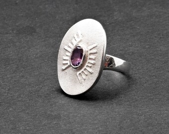 Stor oval ametistring: Sandblästrat sterlingsilver, februari månadssten