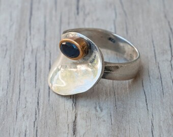Anillo de plata de ley con zafiro azul: una joya llamativa y original.