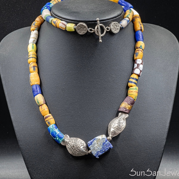 Collier long en perles de verre du commerce africain avec grosses perles en lapis-lazuli brut et détail de poisson en argent sterling, collier tendance unique