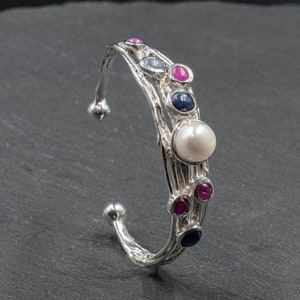 Bracelet manchette en argent sterling avec saphirs, rubis et perles : Bijoux de créateur
