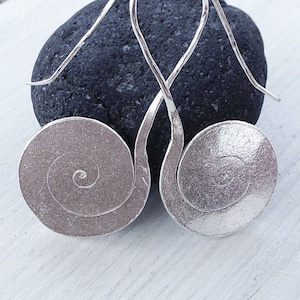 Pendientes colgantes en espiral planos de plata de ley, pendientes bohemios hechos a mano para uso diario para ella, joyas en espiral