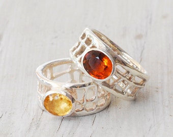 Anillo ancho de plata de ley con citrino: una joya geométrica con un solitario llamativo.