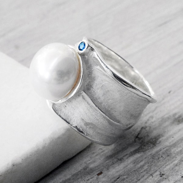 Sterling Silver Wide Band Pearl Ring, Big Pearl and Sapphire Ring, June Birthstone Statement Ring, Glamorous Bijoux, Wearable Art, Size 7