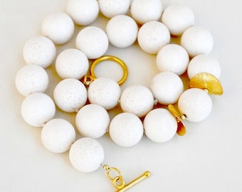 Collar de coral blanco: Piedra preciosa anudada gruesa con plata de ley chapada en oro