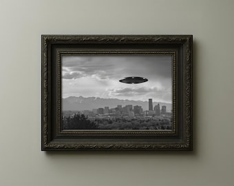 OVNI sobre Denver, Colorado: Impresión artística vintage de OVNI urbano en blanco y negro, decoración de pared de ciencia ficción de mediados de siglo, encuentro extraterrestre.