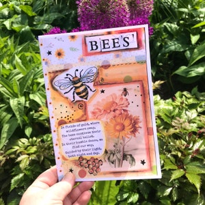 Könnte beinhalten: Handgefertigte Grußkarte mit Bienenmotiv. Die Karte zeigt das Wort „BEES“, eine Bienenillustration und ein Gedicht über Bienen und Wildblumen. Die Farbpalette umfasst Gelb-, Orange- und Brauntöne.