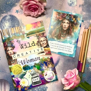 Peut inclure: Un collage coloré avec les mots "Wild Creative Woman" et une citation : "Je suis une femme créative sauvage, je laisse mes rêves prendre leur envol et mes idées courir librement." Le collage comprend des images de fleurs, de pinceaux, de laine et d'encre.