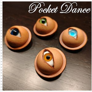 Broche de globo ocular de cuero hecho a mano, broche de globo ocular de terror de cuero, insignia de globo ocular de monstruo de cuero, colgante de pin de globo ocular de Halloween, regalos geniales