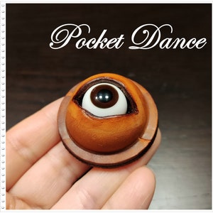 Broche de globo ocular de cuero genuino hecho a mano, broche de bola de ojo de terror de trabajo de cuero, insignia de globo ocular de monstruo de cuero, regalos de globo ocular de Halloween