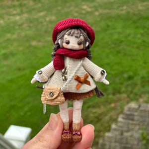 Mini boneca de crochê, padrão amigurumi, presente feito à mão, brinquedos amigurumi minúsculos, amigurumi em miniatura feito à mão, 4,2” (10,5 cm)