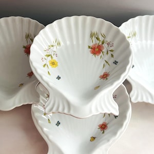 4 Vintage Ceramic Seashell Bowls