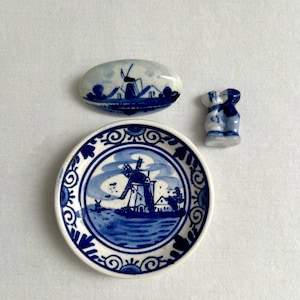 3PC Vintage Blue Delft Holland Collection Hand Painted Ceramic Art Pieces 1 Brooch, 1 Mini Plate, 1 Mini Kissing Couple Figurine