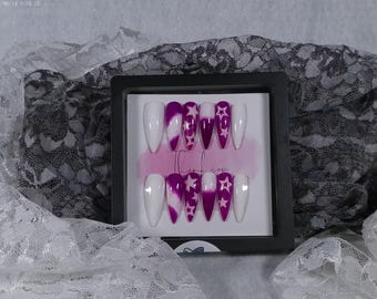 Presse étoile violette stiletto sur les ongles