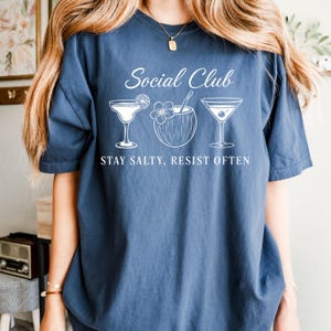 Chemise Comfort Colors® Stay Salty Resist Souvent, T-shirt patriotique unisexe, T-shirt américain patriotique, T-shirt amateur de cartes, T-shirt rétro pour boissons de plage,