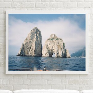 Stampa dei Faraglioni di Capri / Fotografia su pellicola italiana da scaricare / Arte murale costiera / Foto di viaggio vintage da 35 mm /