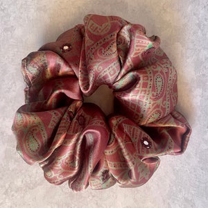 Tela reutilizada Scrunchie rosa grande -Reciclado de Sari- Lazos para el cabello Regalo hecho a mano - Accesorios de regalo sostenibles - Detalle de espejo Scrunchy