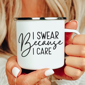 「I Swear Because I Care」マグカップ - 面白い皮肉なコーヒーカップ - 友人や同僚への大胆な贈り物 - 皮肉なエナメルマグカップで、態度が表れています