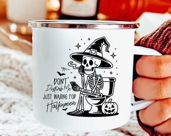 Caneca de esmalte engraçada com bruxa esqueleto para o Halloween, perfeita para a temporada assustadora.