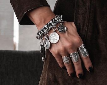 Bracelet à breloques en forme de pièce de monnaie avec fermoir en cuir