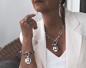 Ensemble brutaliste en chaîne épaisse en acier : collier croix texturé et bracelet à maillons