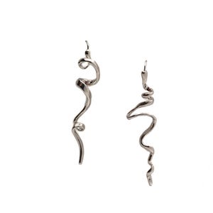 Boucles d'oreilles asymétriques avec motif irrégulier en or ou en argent