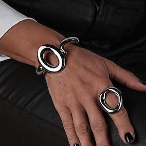 Pulseira rígida com laço irregular exagerado (pulseira punk larga)