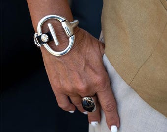 Manchette équestre remarquable en cuir noir et métal mors | Bracelet brutaliste style unode50