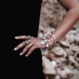 Chunky Silver-Plated Iron Ball Snake Chain Cuff Bracelet, Uno de 50 Style