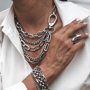 Djärvt rostfritt stålhalsband i flera lager (med stort vridbart karbinlås)