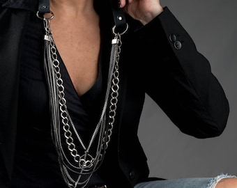 Collier à plusieurs rangs de chaînes en cuir