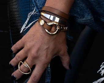 Pulsera de doble eslabón con cierre de metal y cuero, brazalete de metal dorado miel y cuero marrón estilo unode50