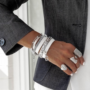 Stapelbare weiße Lederarmbänder