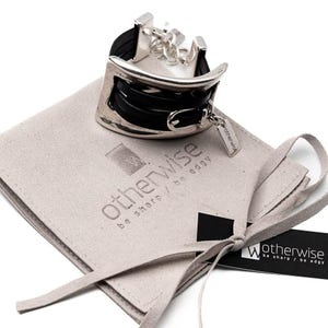Unisex Statement Armband, große Armspange aus Metall und Leder im Stil von Uno de 50 Bild 4