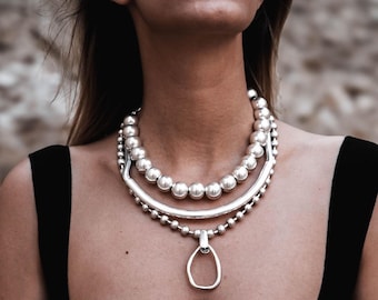 Ensemble ras-de-cou en maille boule et barre argentée épaisse avec pendentif boucle martelée